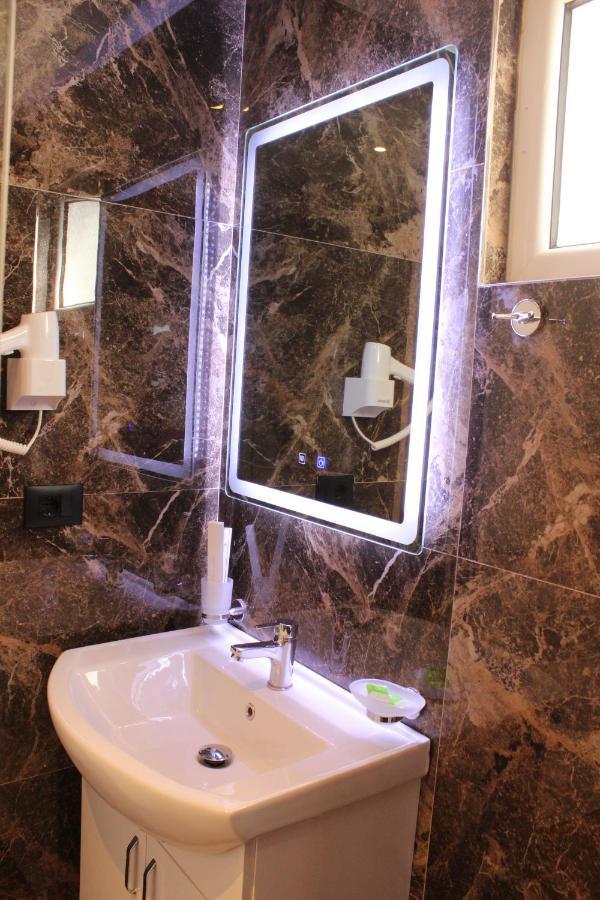 Bebi Hotel And Apartments Sarandë エクステリア 写真