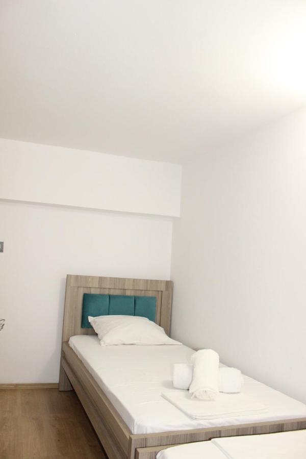 Bebi Hotel And Apartments Sarandë エクステリア 写真