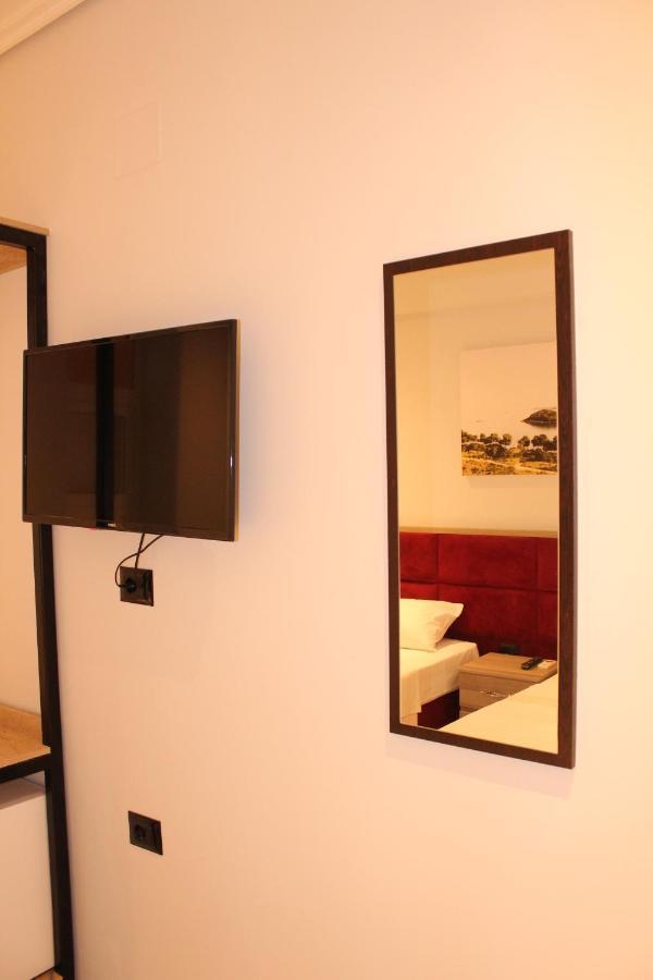 Bebi Hotel And Apartments Sarandë エクステリア 写真
