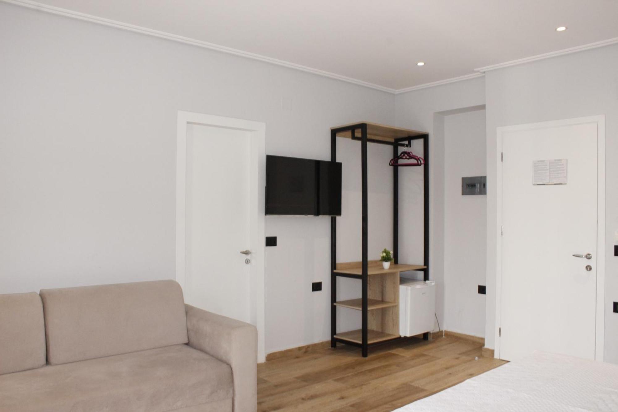 Bebi Hotel And Apartments Sarandë エクステリア 写真