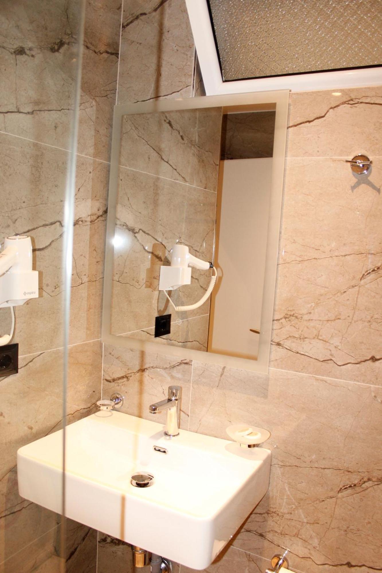 Bebi Hotel And Apartments Sarandë エクステリア 写真
