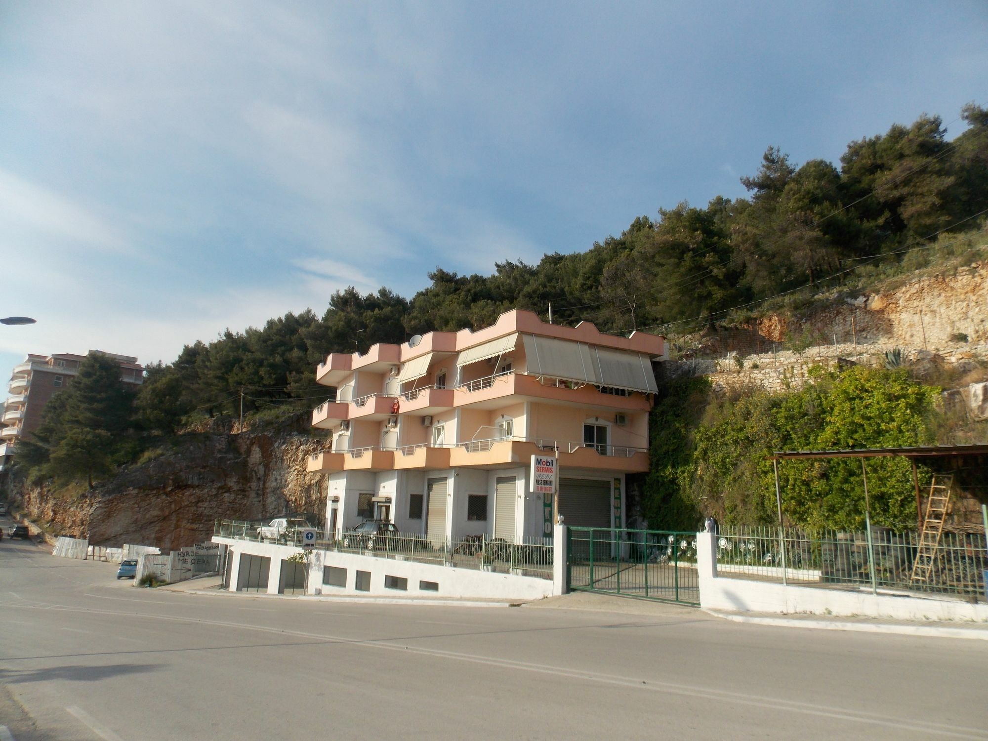 Bebi Hotel And Apartments Sarandë エクステリア 写真
